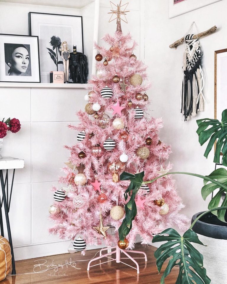 Le Petit Sapin de Noël Rose : Une Tradition Moderne et Élégante